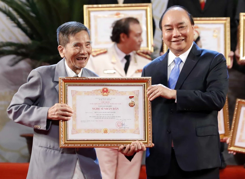 Sau nhiều lần "lỡ hẹn," diễn viên Trần Hạnh đã chính thức được trao tặng danh hiệu nghệ sỹ nhân dân. (Ảnh: TTXVN)