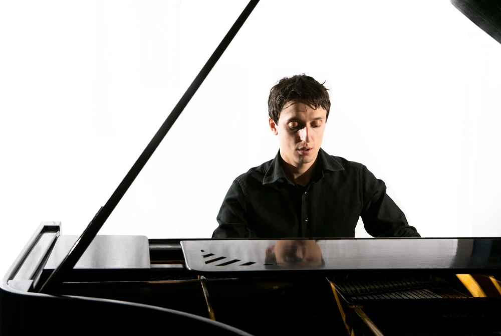 Nghệ sỹ Alessandro Marino từng giành nhiều giải thưởng tại các cuộc thi piano uy tín trên thế giới. (Ảnh: BTC)