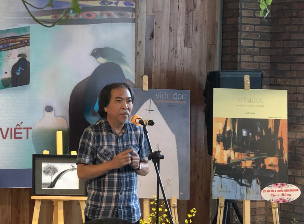 Nhà thơ Nguyễn Quang Thiều gửi lời tri ân tới các tác giả, cộng tác viên của "Viết và đọc." (Ảnh: PV/Vietnam+)