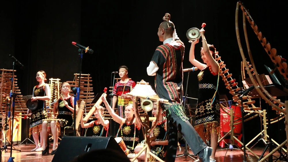 Các nghệ sỹ sẽ trình diễn những tác phẩm âm nhạc cổ điển phương Tây bằng nhạc cụ làm từ tre nứa Việt Nam. (Ảnh: Nguyễn Hồng/Vietnam+)