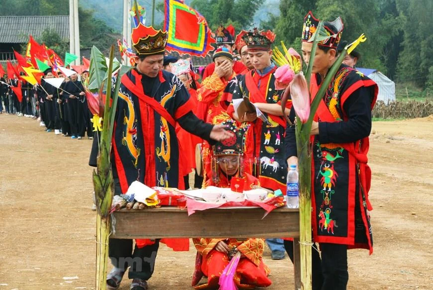 Thực hành Then trong nghi lễ cấp sắc của người Tày ở Bắc Kạn. (Ảnh: Vietnam+)