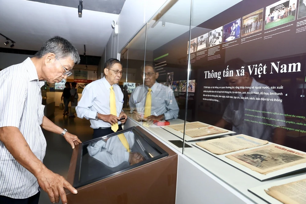 Khách tham quan gian trưng bày hiện vật của cơ quan Thông tấn xã Việt Nam tại Bảo tàng Báo chí Việt Nam. (Ảnh: Minh Quyết/TTXVN)