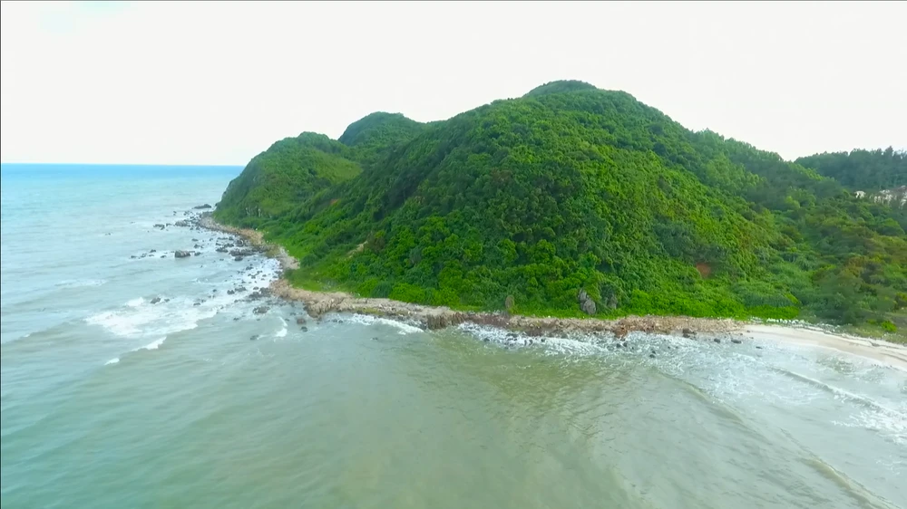 Một góc đảo Quan Lạn từ Camera bay (Ảnh: Lâm Phan/Vietnam+)