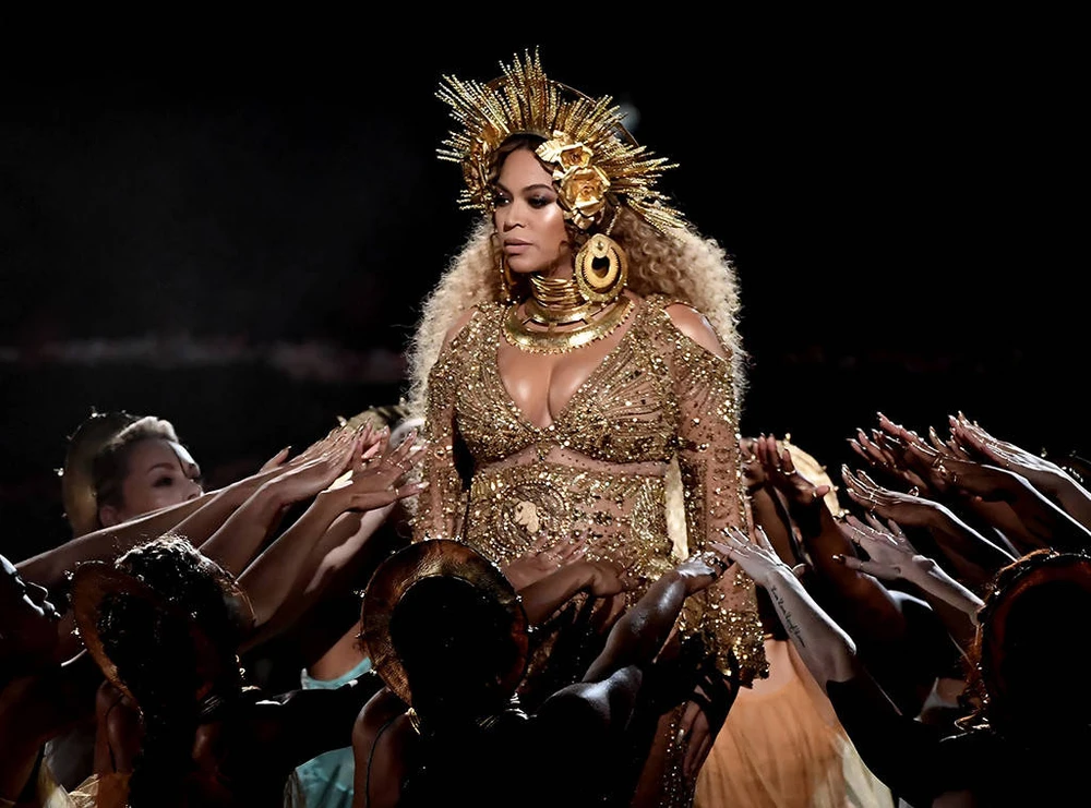 Beyonce mang bụng bầu lên thống trị sân khấu đêm trao giải Grammy