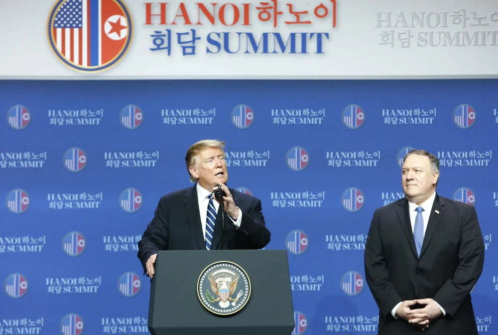Tổng thống Donald Trump và Ngoại trưởng Mike Pompeo tại buổi họp báo ở khách sạn Marriott (Ảnh: Lâm Khánh/TTXVN)