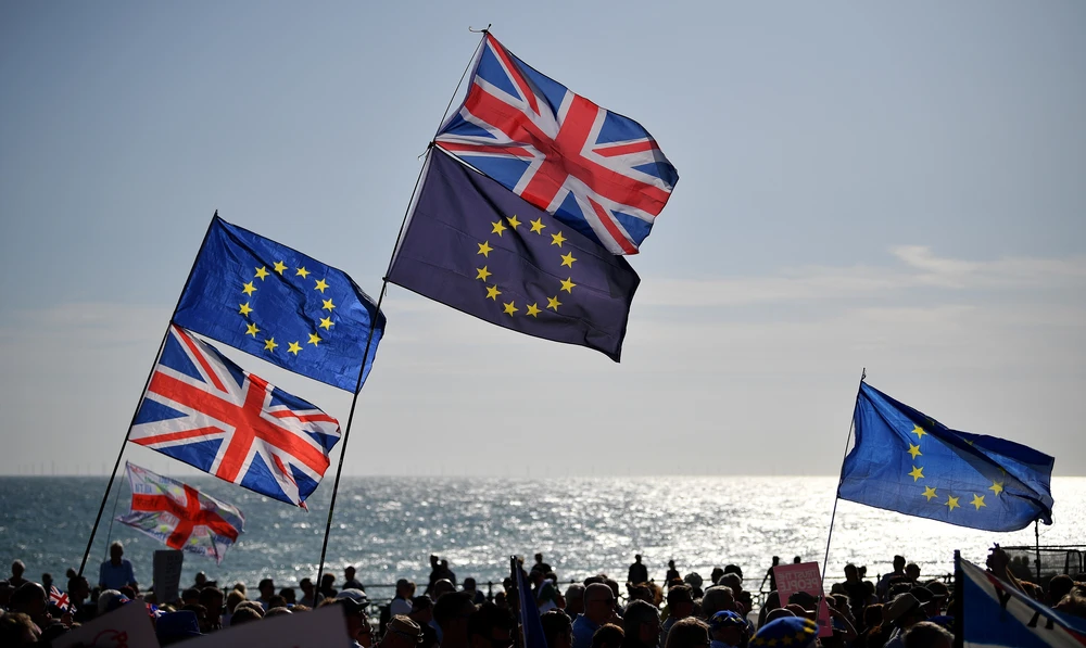 Cờ Liên minh châu Âu và quốc kỳ Anh trong cuộc tuần hành của các nhà hoạt động xã hội ở Brighton, miền Nam Anh. (Nguồn: AFP/TTXVN)