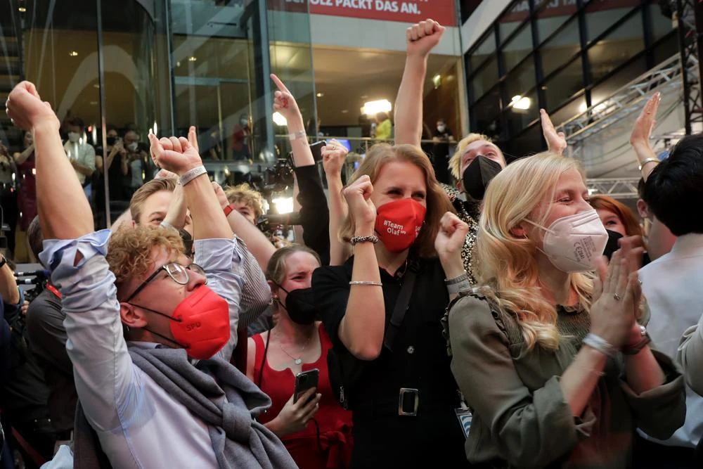 Người ủng hộ đảng SPD vui sướng sau khi nhận tin bầu cử. (Nguồn: AP)