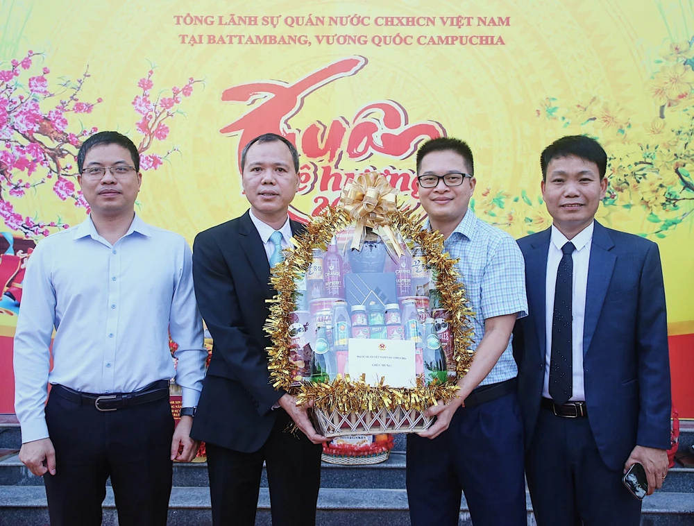 Đại diện Đại sứ quán Việt Nam tại Campuchia chúc mừng Tổng Lãnh sự quán Việt Nam tại tỉnh Battambang nhân dịp Tết Nguyên đán Giáp Thìn 2024. (Ảnh: Quang Anh/TTXVN)