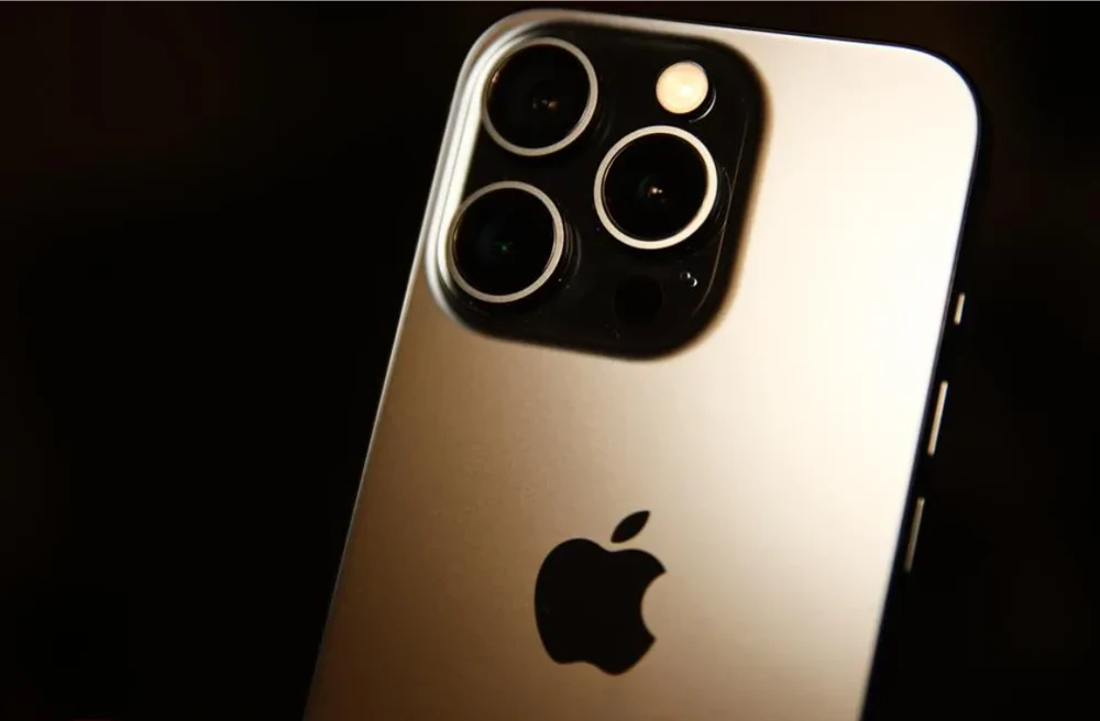 Apple đã phát cảnh báo về hoạt động tấn công bằng phần mềm gián điệp tới người sử dụng iPhone. (Nguồn: Forbes)