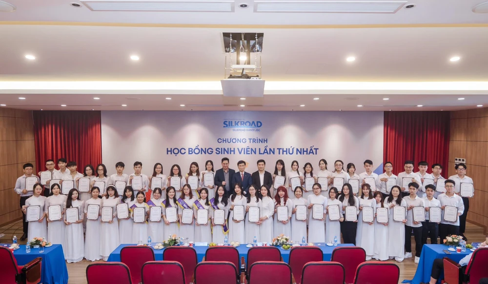 Hình ảnh hoạt động trao tặng học bổng của SILKROAD HANOI JSC cho các sinh viên ở Hà Nội.