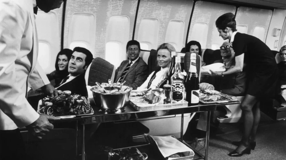 Phục vụ bữa ăn cho hành khách đi trên máy bay Boeing 747. (Nguồn: CNN)
