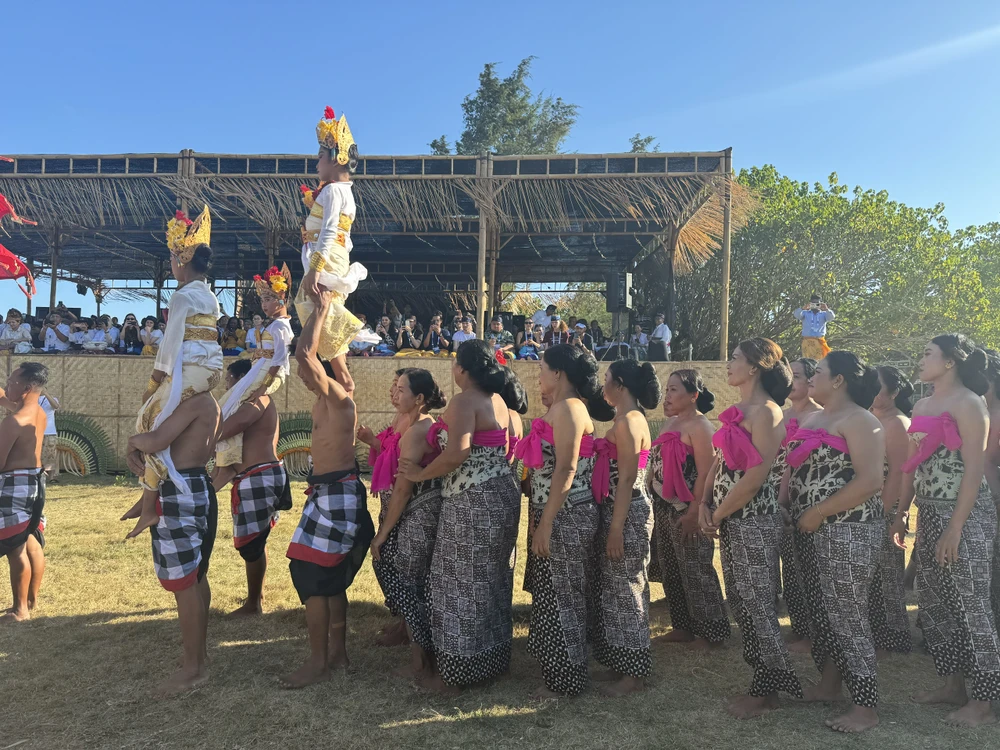 Các vũ điệu đặc sắc được biểu diễn trên bãi biển tại Lễ Melukat của người Hindu Bali. (Ảnh: Đỗ Quyên)