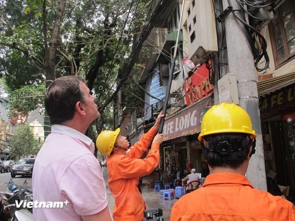 Nhân viên EVN chốt chỉ số Công tơ cho khách hàng sử dụng điện. (Ảnh: Đức Duy/Vietnam+)