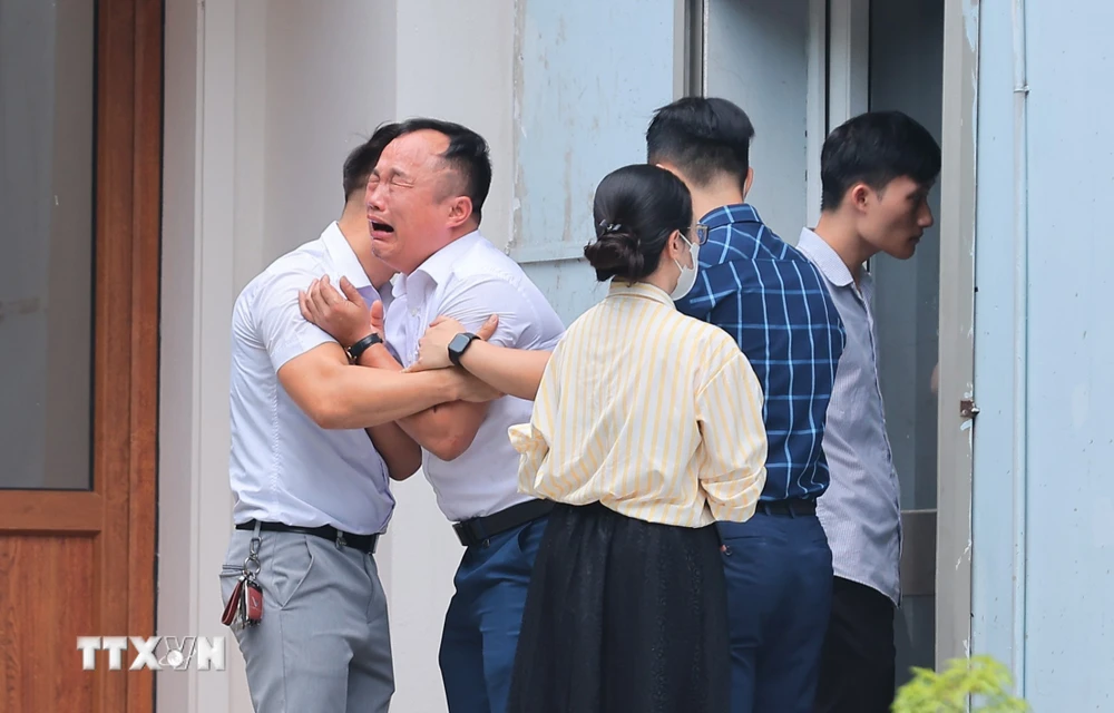Người nhà nạn nhân đau xót khi nhận diện người thân tại nhà tang lễ của bệnh viện 19/8. Ảnh: Hoàng Hiếu - TTXVN