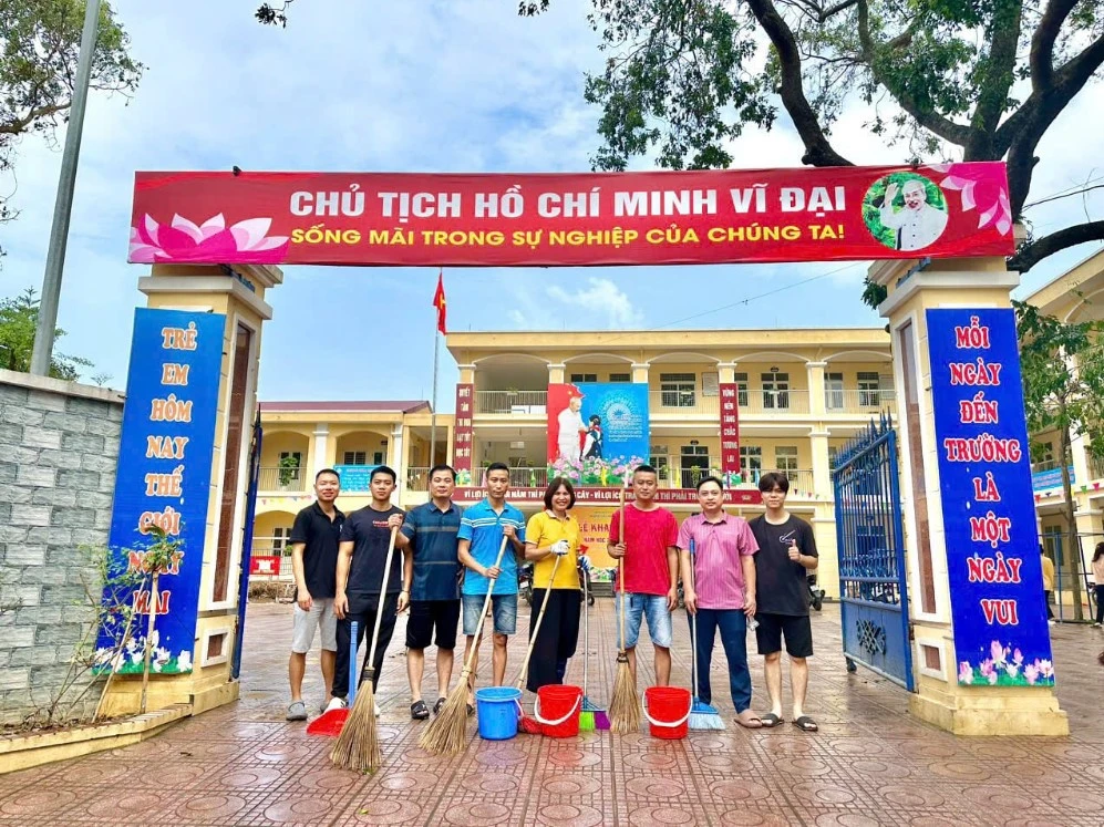 Các thầy cô giáo Trường Tiểu học Duyên Hà cùng các giáo viên trường bạn vệ sinh sạch sẽ khuôn viên, sẵn sàng đón học sinh trở lại vào thứ Hai. (Ảnh: NTCC)