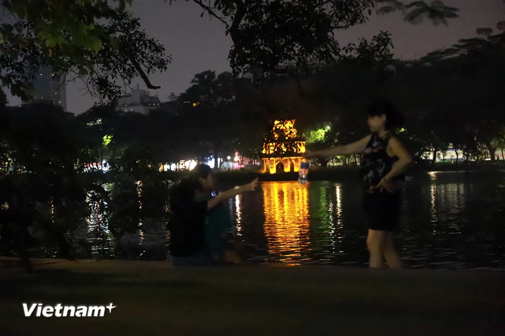Hà Nội: Người dân nói gì khi phố đi bộ hoạt động trong ánh đèn leo lắt