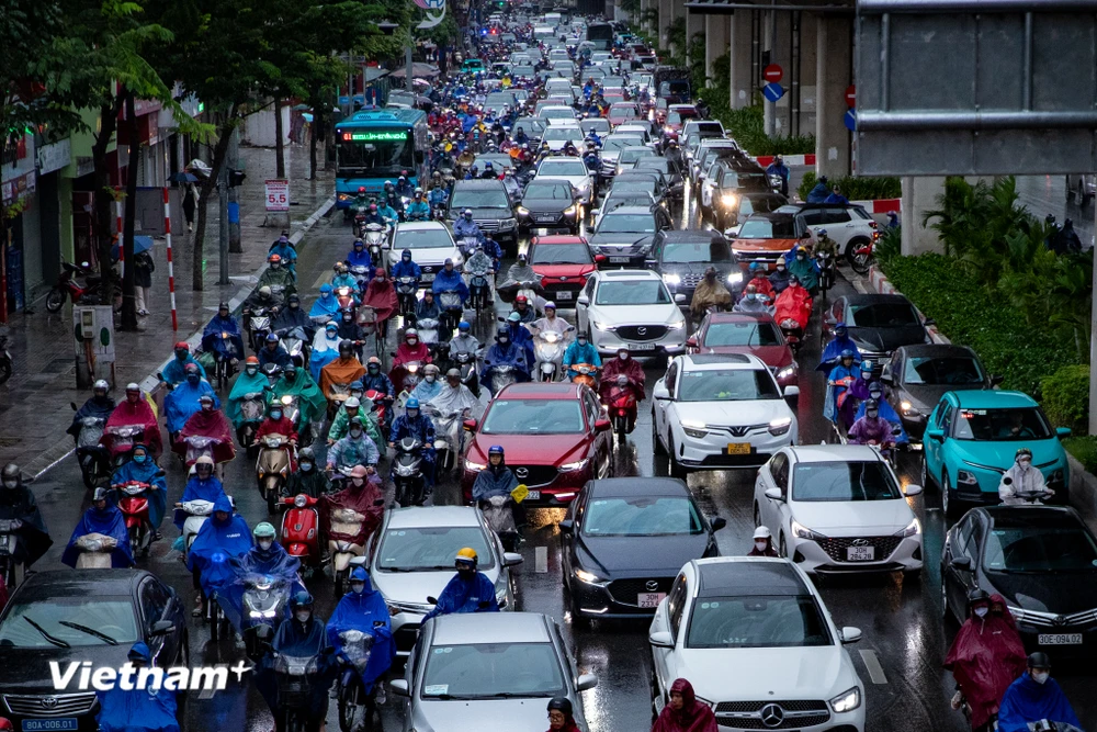 Hà Nội: Người dân chật vật di chuyển dưới trời mưa rét trong ngày đầu tuần 