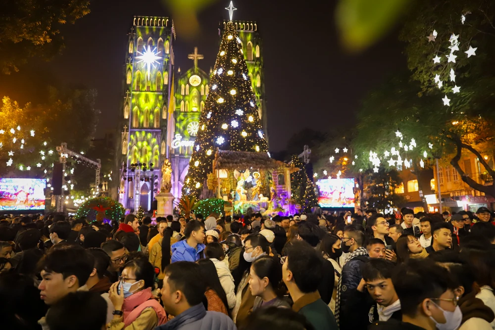 Hà Nội: "Biển người" đổ về các nhà thờ trong đêm Giáng sinh năm 2023 