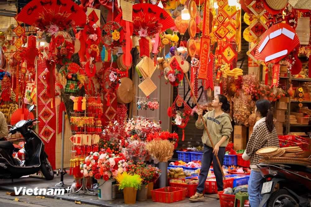 Hà Nội: Phố Hàng Mã rực rỡ sắc đỏ đón Tết Giáp Thìn 2024 