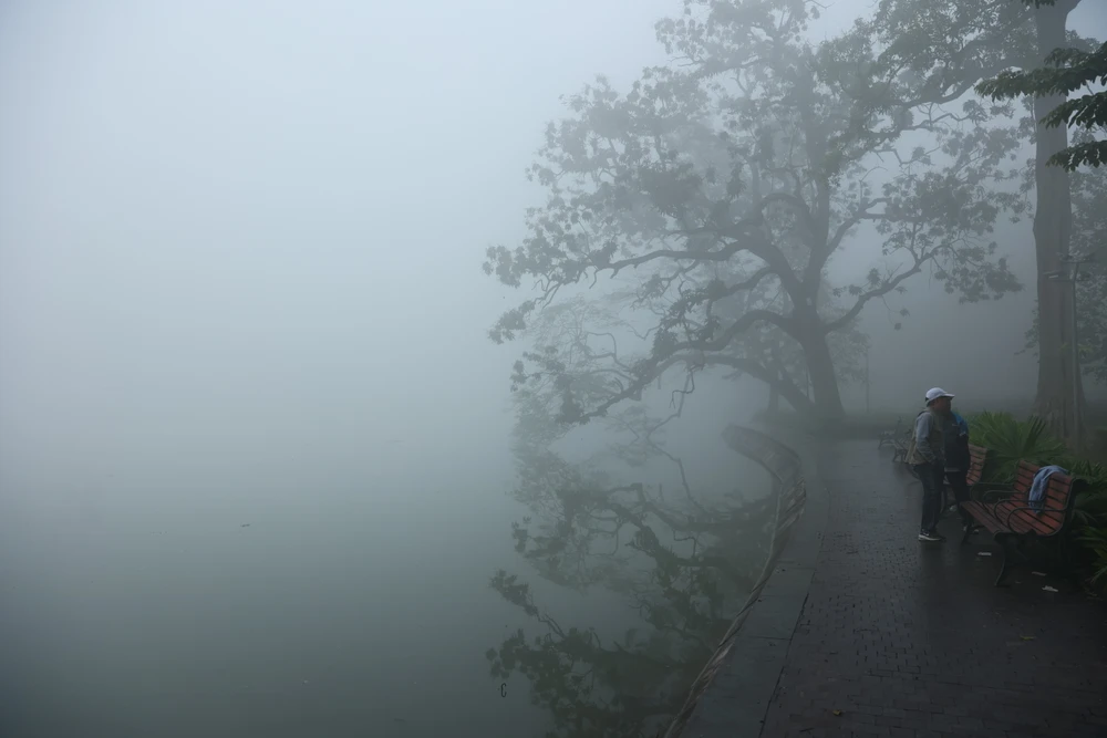 [Photo] Sương mù dày đặc, nhiều người dân ngỡ Hà Nội như Sa Pa