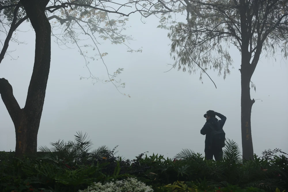 Sương mù dày đặc bao phủ khắp Hà Nội. (Ảnh: Hùng Võ/Vietnam+)