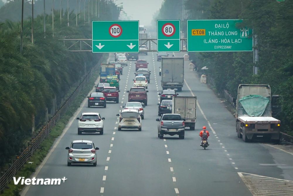 Hà Nội: Hàng loạt xe máy bất chấp nguy hiểm lao vào cao tốc đại lộ Thăng Long