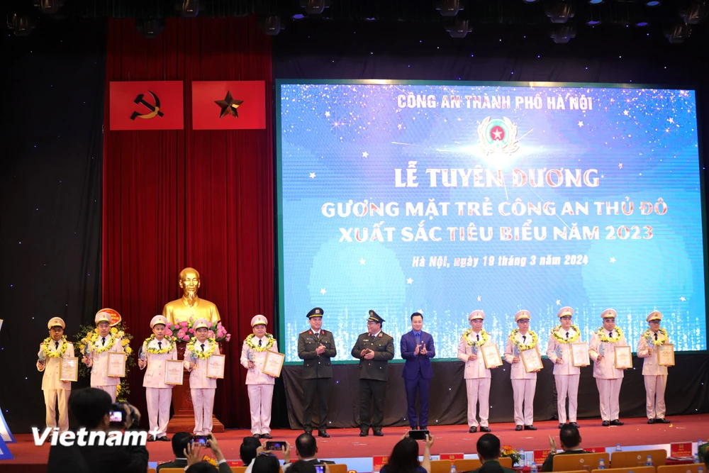 Công an thành phố Hà Nội trao giải thưởng tuyên dương 10 Gương mặt trẻ Công an Thủ đô xuất sắc tiêu biểu năm 2023. (Ảnh: Hoài Nam/Vietnam+)