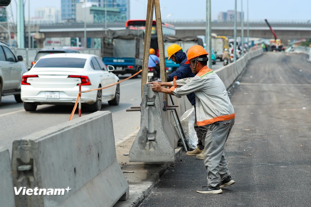 Hà Nội: Hoàn thiện những hạng mục cuối cùng trước khi thông xe cầu vượt Mai Dịch