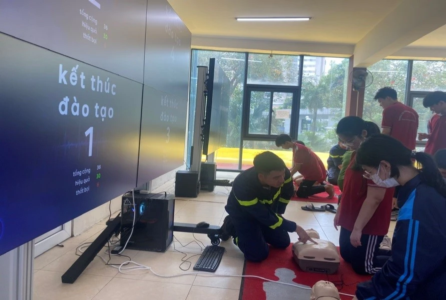 Học sinh tham gia trải nghiệm mô hình thực tế ảo về phòng cháy chữa cháy và cứu nạn cứu hộ. (Ảnh: Công an thành phố Hà Nội)