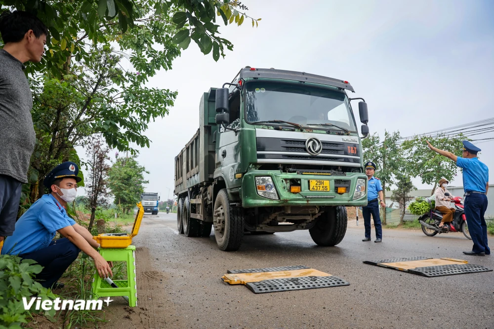 Đội thanh tra giao thông cầu đường bộ (Sở Giao thông vận tải Hà Nội) thường xuyên tiến hành tuần tra, kiểm soát các phương tiện quá tải khu vực ngoại thành Hà Nôi. (Ảnh Hoài Nam/Vietnam+)