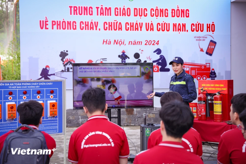 Trung tâm Giáo dục cộng đồng về phòng cháy, chữa cháy và cứu nạn, cứu hộ (Thanh Xuân, Hà Nội) là địa điểm người dân có thể tham gia trải nghiệm thường xuyên vào cuối tuần. (Ảnh: Hoài Nam/Vietnam+)