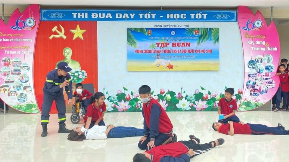 Công an thành phố Hà Nội tập huấn phòng chống thương tích, đuối nước cho học sinh. (Ảnh: Công an thành phố)