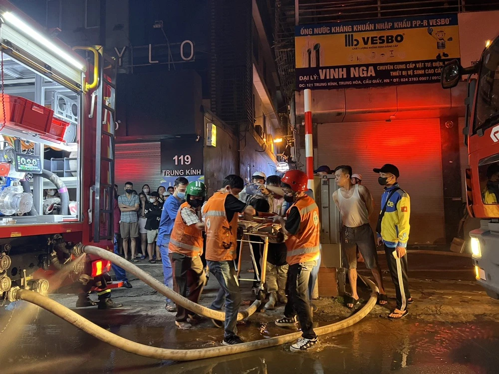 Vụ cháy nhà trọ vừa xảy ra vào rạng sáng ngày 24/5 (Cầu Giấy, Hà Nội) gây thương vong rất lớn về người và tài sản. (Ảnh: PV/Vietnam+)