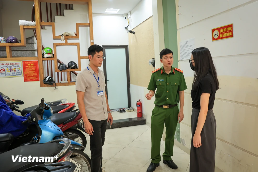 Lực lượng chức năng tiến hành kiểm tra, rà soát và tuyên truyền tại các nhà trọ, chung cư mini trên địa bàn quận Cầu Giấy (Hà Nội). (Ảnh: Hoài Nam/Vietnam+)