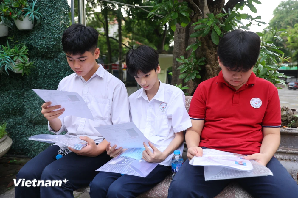 Các sỹ tử Thủ đô bước vào bài thi đầu tiên, môn Ngữ văn, theo hình thức thi tự luận. (Ảnh: PV/Vietnam+)