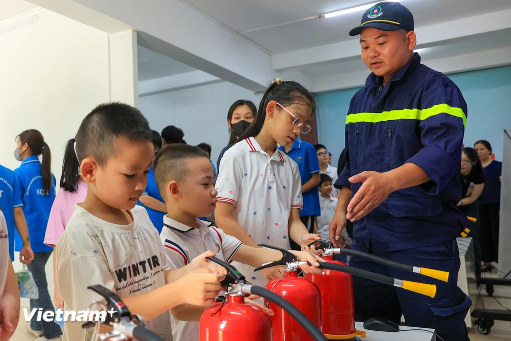 Trẻ em tham gia buổi huấn luyện sử dụng bình chữa cháy bằng mô hình thực tế ảo tại Hà Nội. (Ảnh: Hoài Nam/Vietnam+)