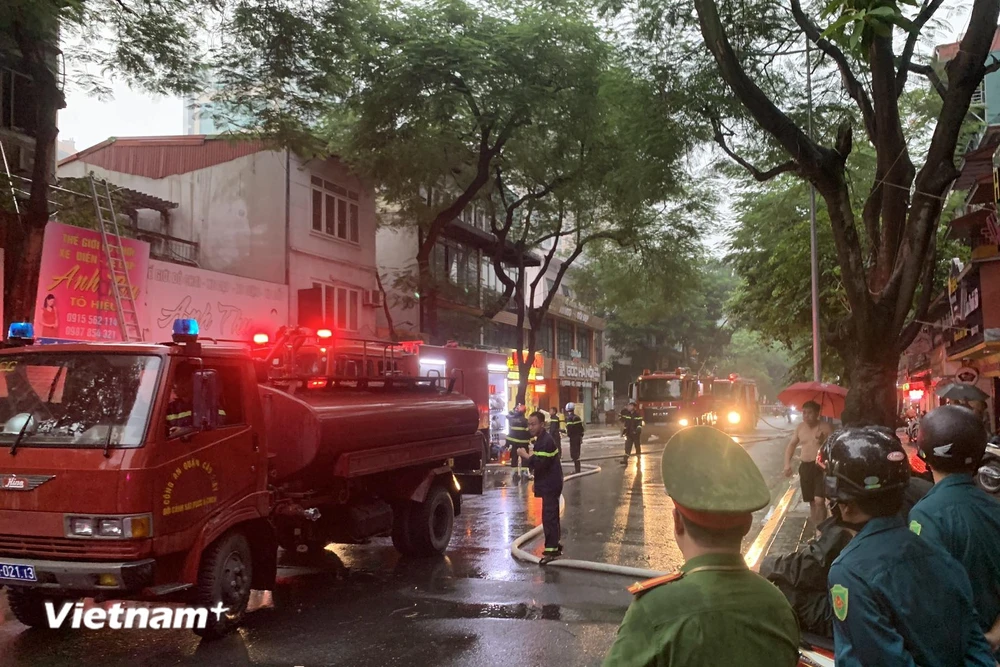 Hiện trường vụ cháy sáng nay tại 247 Tô Hiệu (Dịch Vọng, Cầu Giấy, Hà Nội). (Ảnh: PV/VIetnam+)