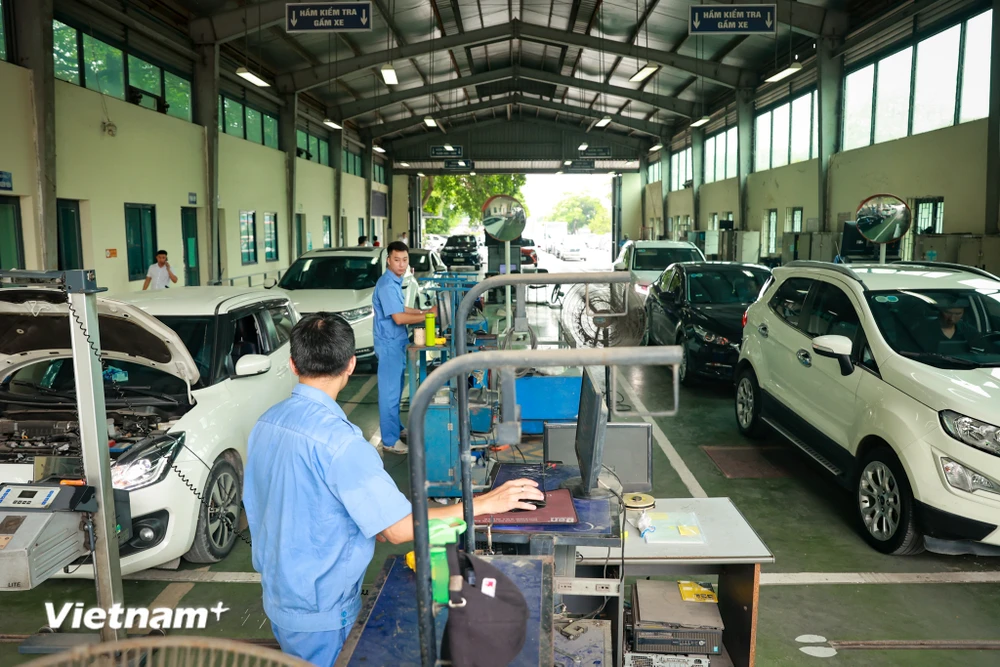 Xếp hàng nườm nượp tại các trung tâm đăng kiểm ở Hà Nội từ đầu tháng Bảy