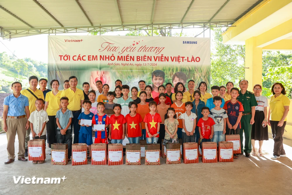 Báo Điện tử VietnamPlus tiếp nối hành trình thiện nguyện trên mảnh đất xứ Nghệ