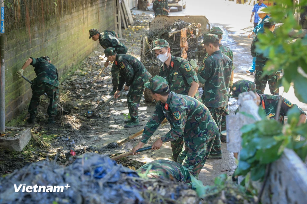 Lực lượng quân đội, công an hỗ trợ người dân vùng 'rốn lũ' khắc phục hậu quả