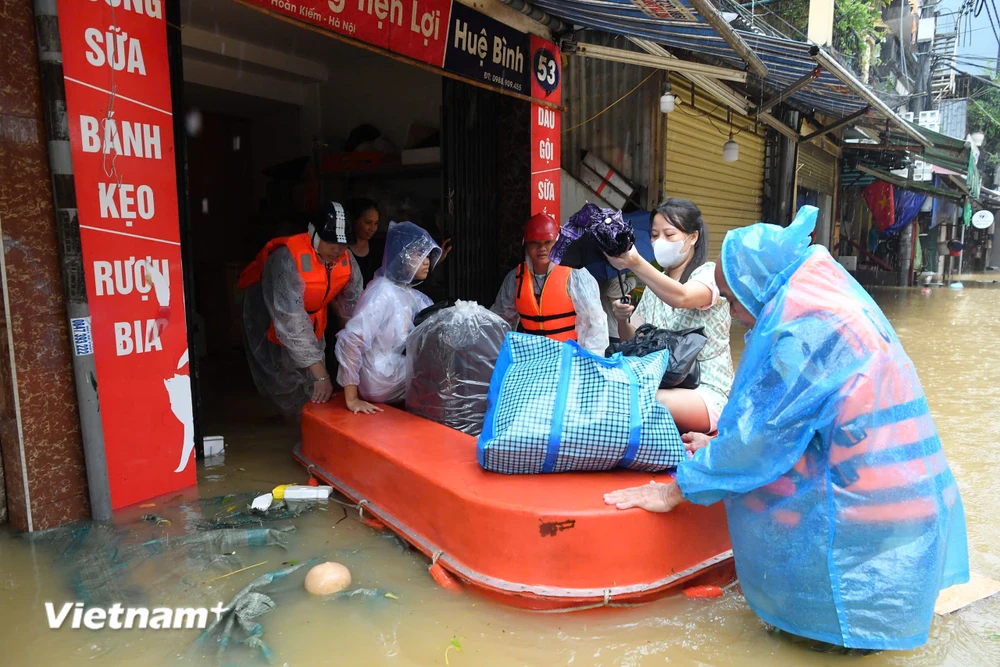 Hà Nội: Người dân phường Phúc Tân chật vật chạy lũ khi nước sông dâng cao