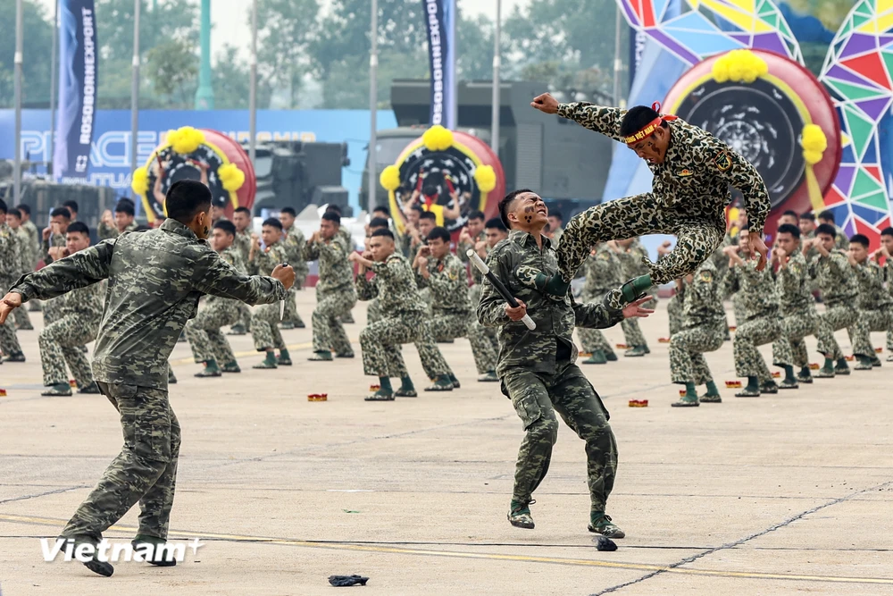 Lực lượng Đặc công Quân đội Nhân dân Việt Nam trình diễn tại buổi tổng duyệt Triển lãm quốc tế quốc phòng Việt Nam 2024. (Ảnh: Hoài Nam/Vietnam+)