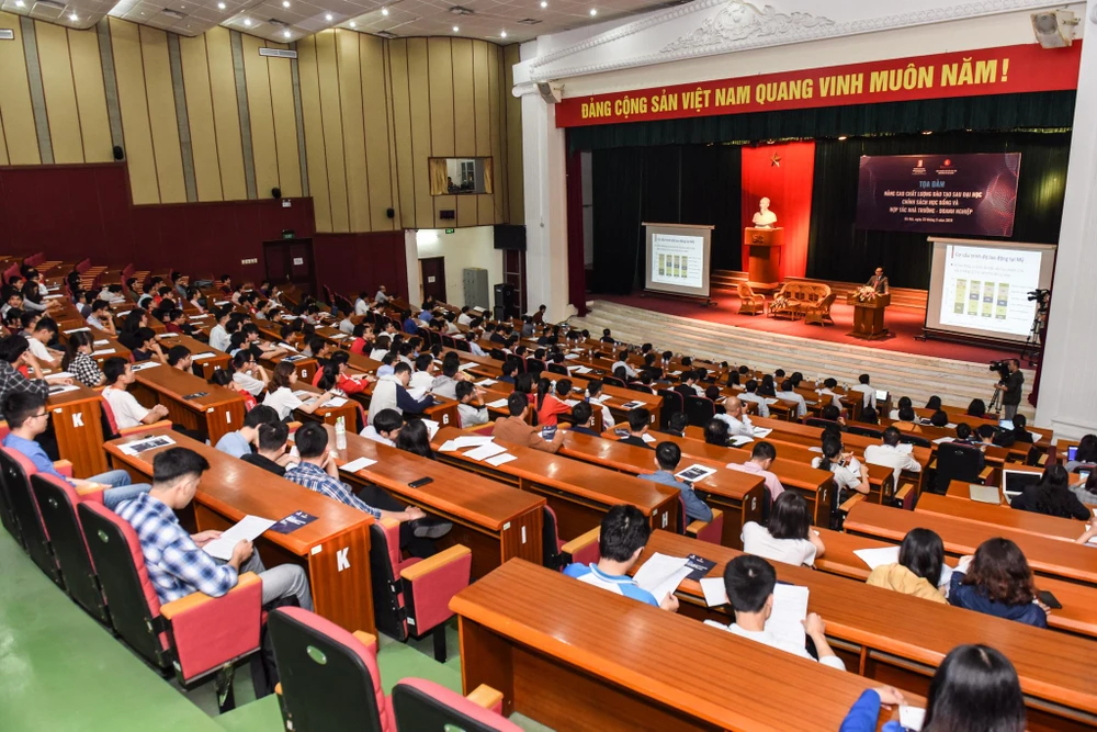 Tọa đàm đã thu hút sự tham gia của đông đảo các nhà khoa học, các doanh nghiệp, đại diện các cơ quan quản lý nhà nước và các sinh viên, học viên, nghiên cứu sinh. (Ảnh: PV/Vietnam+)