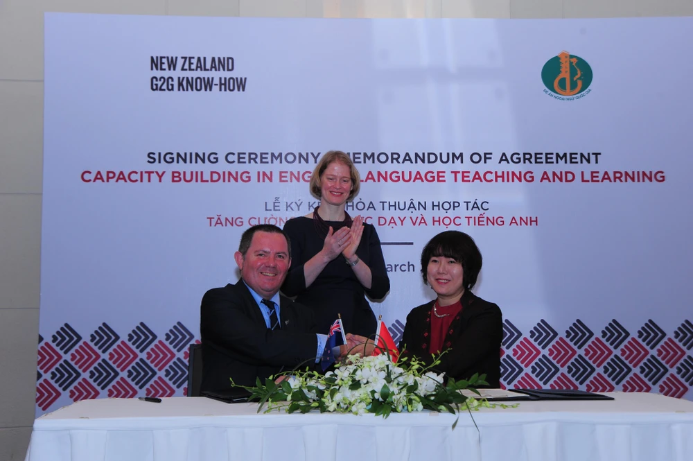 Hai bên ký kết thỏa thuận hợp tác dưới sự chứng kiến của Đại sứ Đại sứ New Zealand tại Việt Nam, bà Wendy Matthews. (Ảnh: PV)