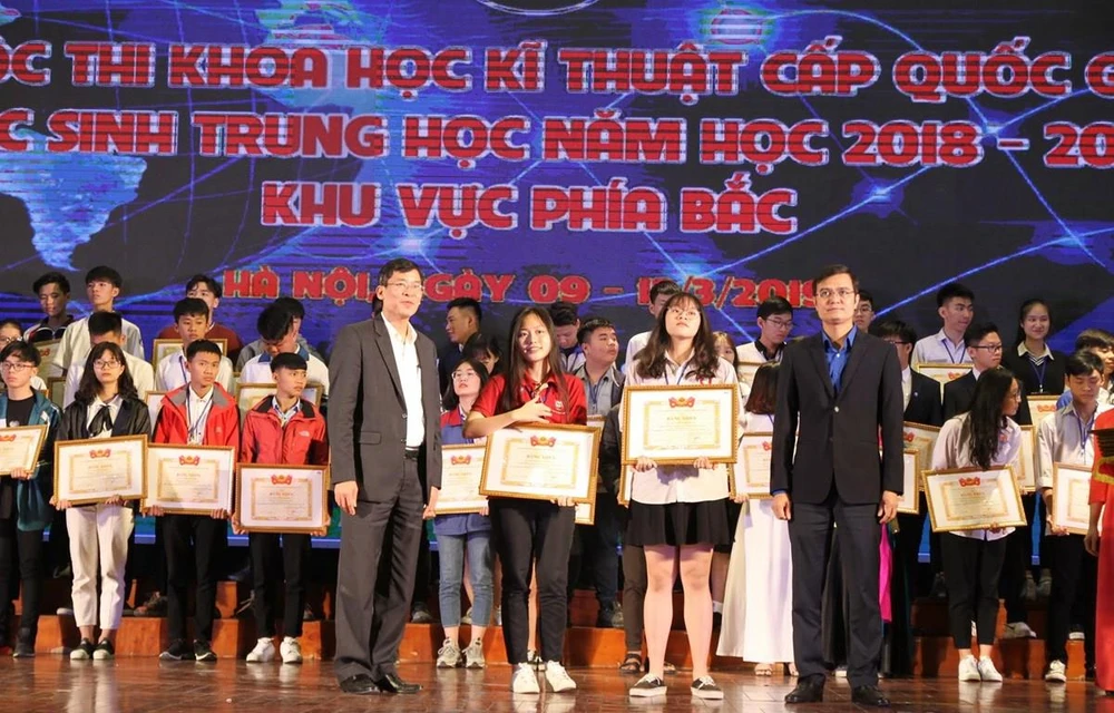 Ban tổ chức cuộc thi Khoa học kỹ thuật dành cho học sinh trung học năm học 2018-2019 trao giải cho các học sinh. (Ảnh: PV/Vietnam+)