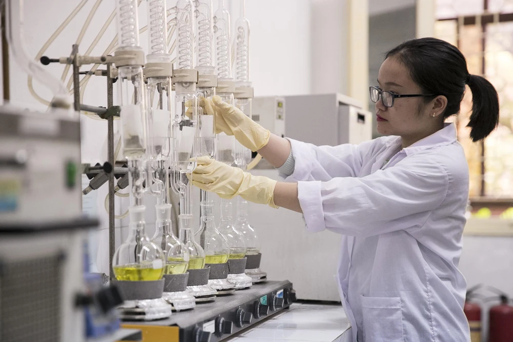 Lãnh đạo các trường đại học cho rằng cần đầu tư trang thiết bị cho phòng thí nghiệm mới đẩy mạnh được nghiên cứu khoa học. (Ảnh: CTV/Vietnam+)