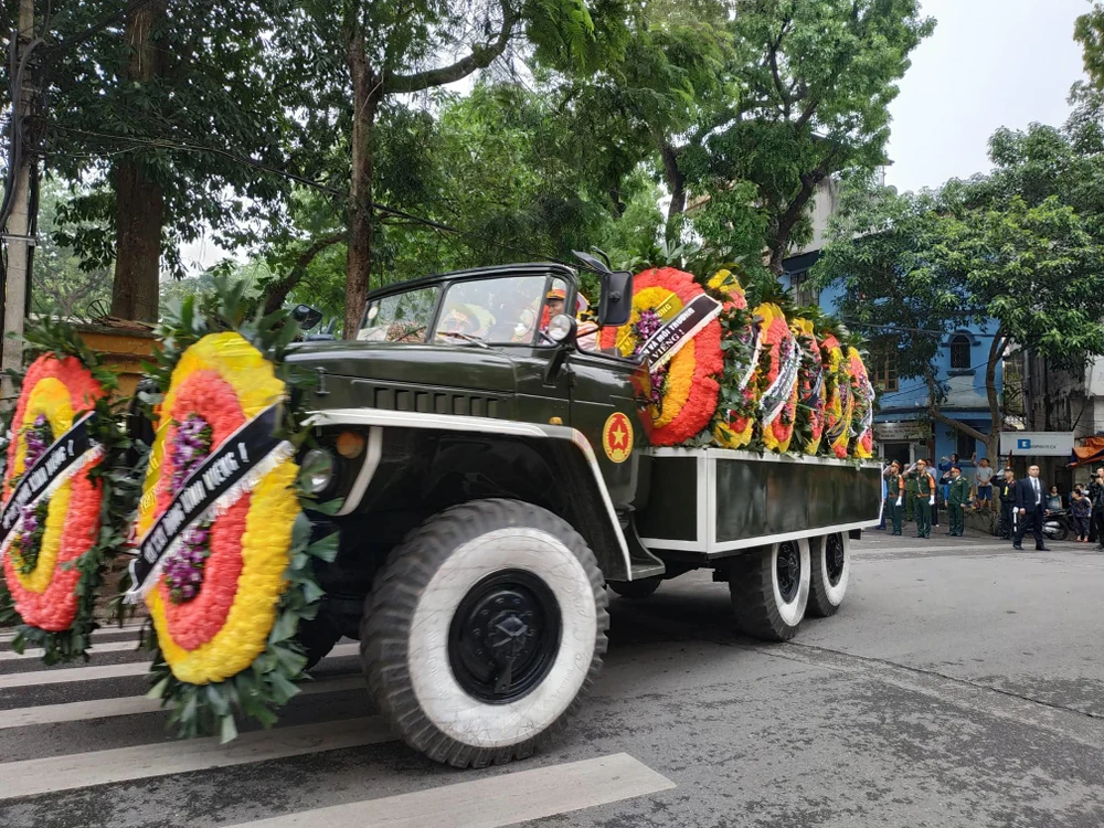 Đoàn xe đưa linh cữu nguyên Chủ tịch nước Lê Đức Anh rời Nhà tang lễ. (Ảnh: Minh Sơn/Vietnam+)