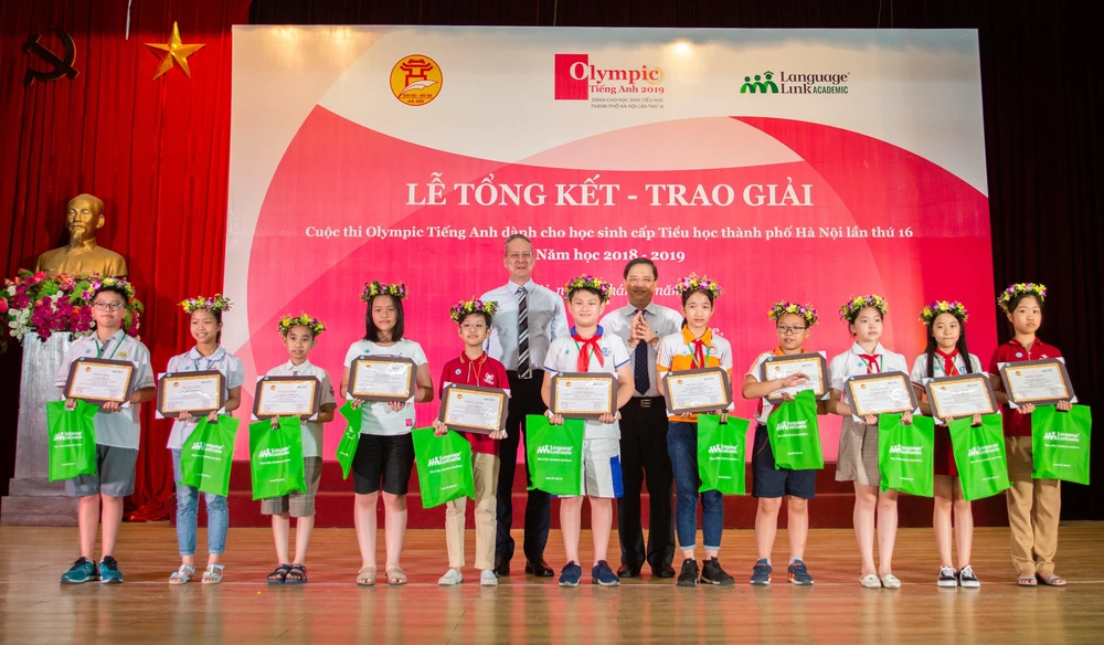 Các thí sinh đạt giải Nhất nhận bằng khen và quà tặng từ ban tổ chức cuộc thi. (Ảnh: PV/Vietnam+)