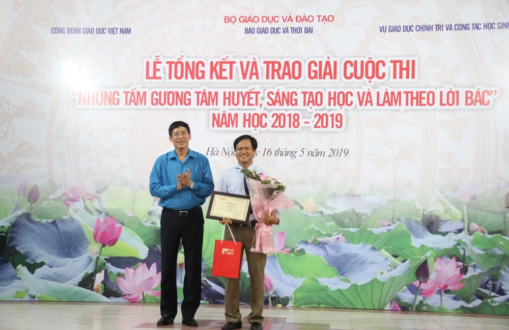 Ban tổ chức trao giải Nhất cho tác giả Trần Văn Toàn, Thừa Thiên Huế. (Ảnh: CTV/Vietnam+)