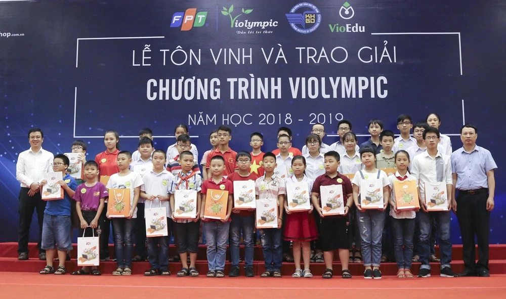 Buổi lễ đã tôn vinh và trao thưởng cho gần 400 thí sinh xuất sắc khu vực phía Bắc. (Ảnh: PV/Vietnam+)